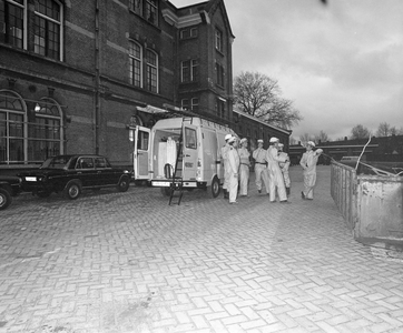 884782 Afbeelding van een voertuig en medewerkers van de rampendienst van de R.O.V.U. (Samenwerkingsverband Ruimtelijke ...